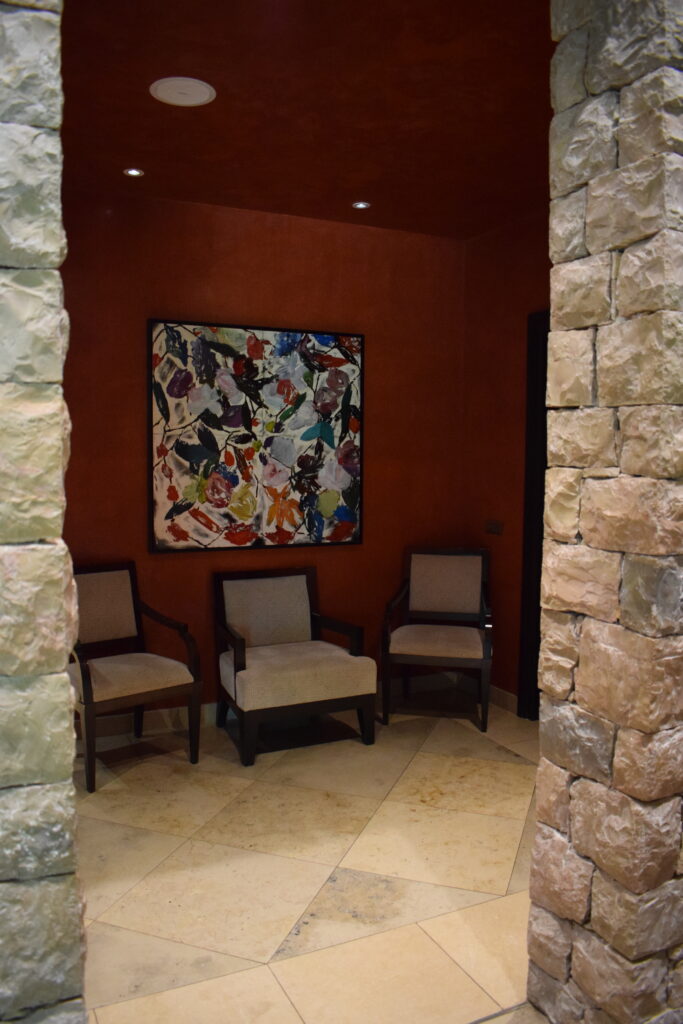 Murs et plafond en duit rouge avec 3 fauteuils et une peinture