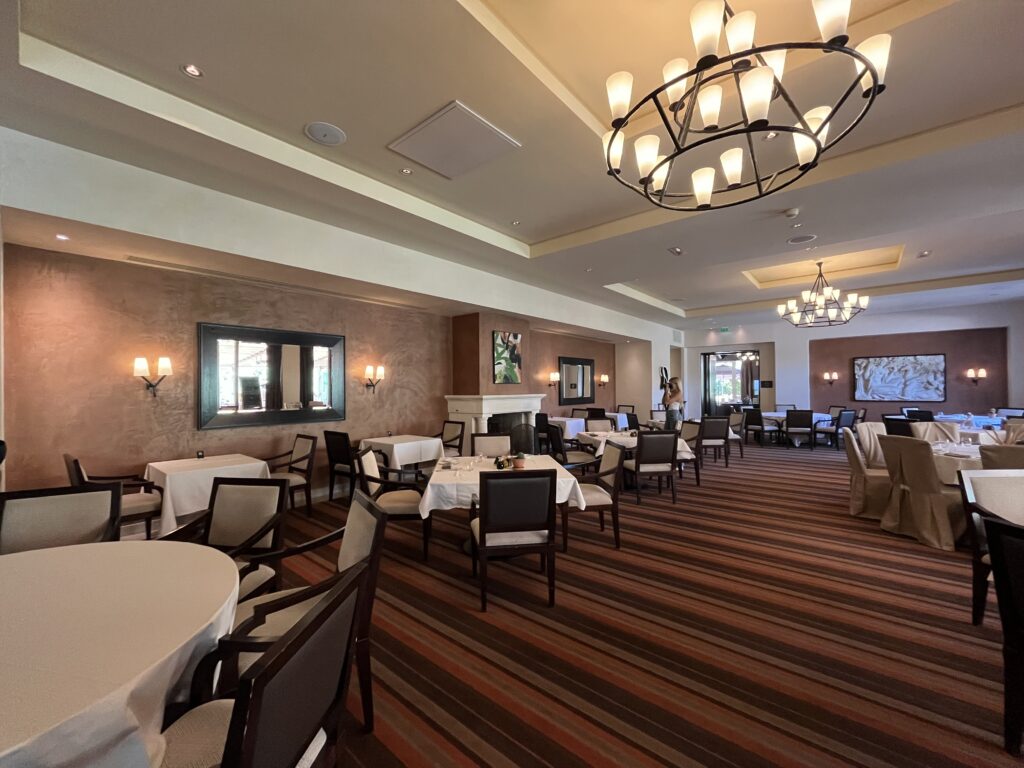 Salle de restaurant avec murs en enduit couleur chocolat